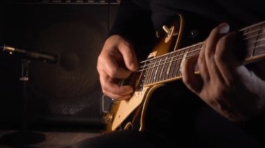 Stüdyoda gitar çalan müzisyen.