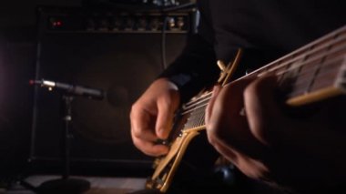 Stüdyoda gitar çalan müzisyen.