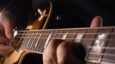 Stüdyoda gitar çalan müzisyen.