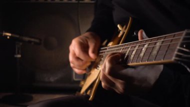 Stüdyoda gitar çalan müzisyen.