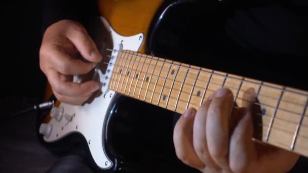 Músico Tocando Guitarra Estudio — Vídeo de stock