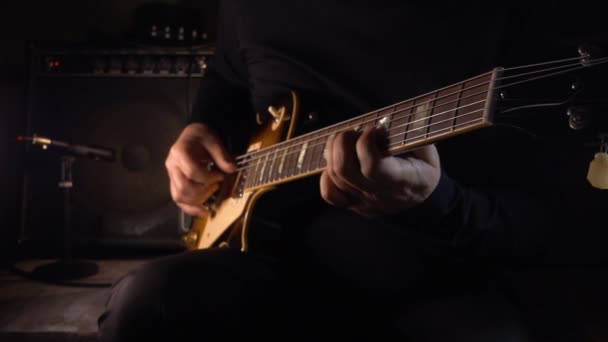Músico Tocando Guitarra Estudio — Vídeo de stock