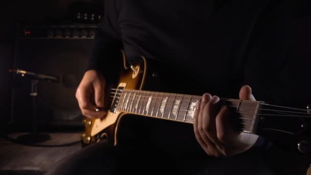 Stüdyoda Gitar Çalan Müzisyen — Stok video
