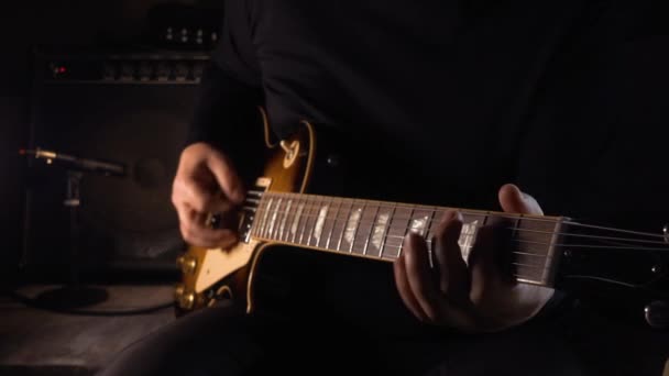 Músico Tocando Guitarra Estudio — Vídeo de stock