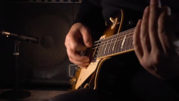 Musiker Spelar Gitarr Studio — Stockvideo