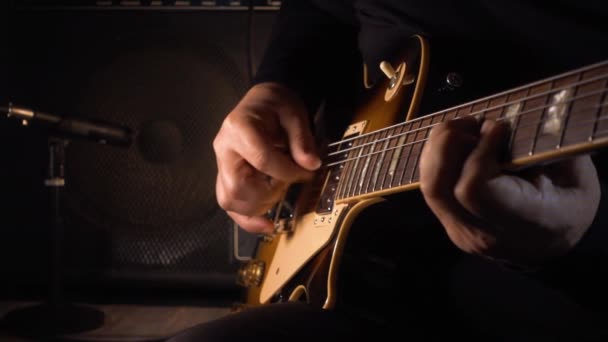 Músico Tocando Guitarra Estudio — Vídeo de stock