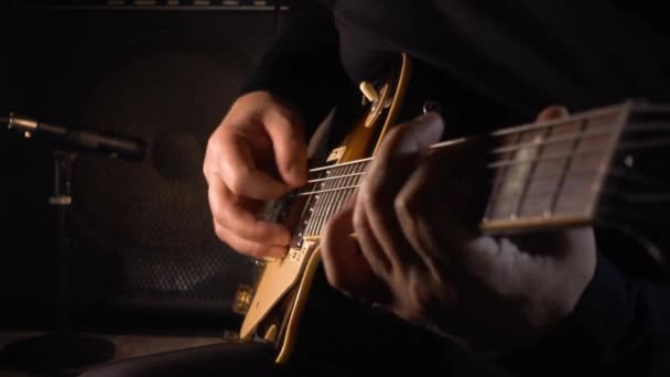 Musiker Spelar Gitarr Studio — Stockvideo