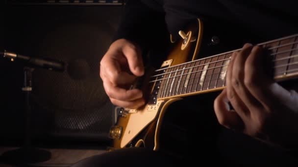 Musiker Spielt Gitarre Studio — Stockvideo