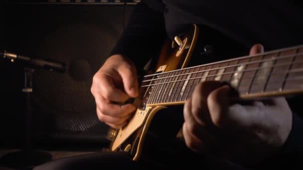 Музикант Грає Гітарі Студії — стокове відео