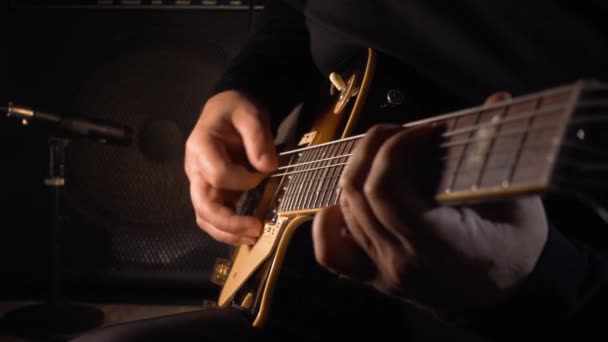 Hudebník Hrající Kytaru Studiu — Stock video