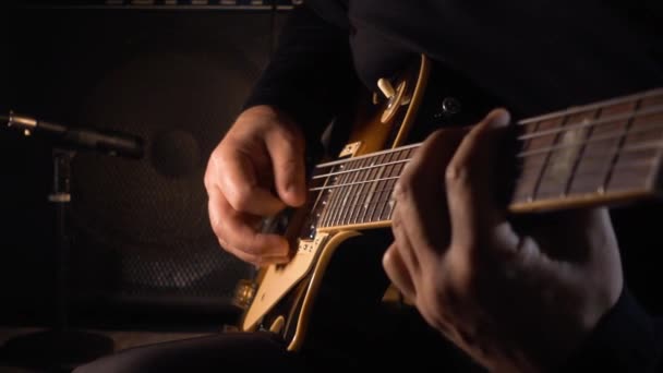 Músico Tocando Guitarra Estudio — Vídeo de stock