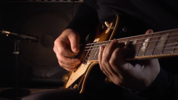 Músico Tocando Guitarra Estudio — Vídeo de stock