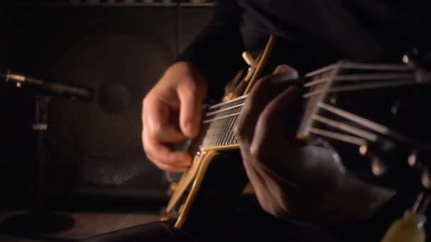 Músico Tocando Guitarra Estudio — Vídeos de Stock