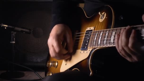 音楽家がスタジオでギターを弾く — ストック動画