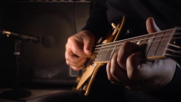 Muzikant Speelt Gitaar Studio — Stockvideo