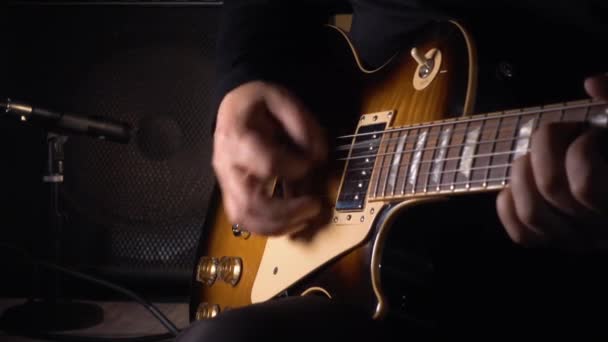 Músico Tocando Guitarra Estudio — Vídeo de stock