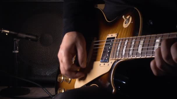 Muzyk Gra Gitarze Studio — Wideo stockowe