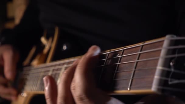 Musiker Spielt Gitarre Studio — Stockvideo