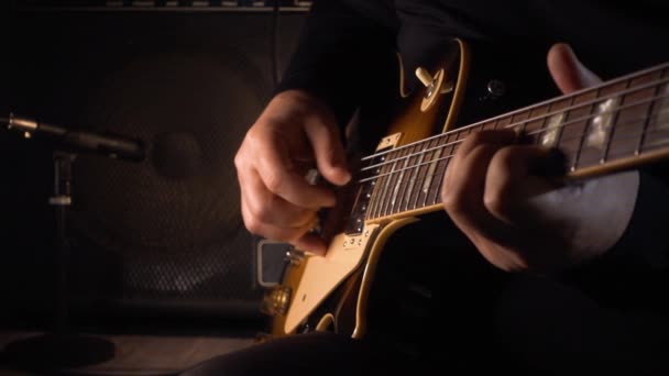 Músico Tocando Guitarra Estudio — Vídeo de stock