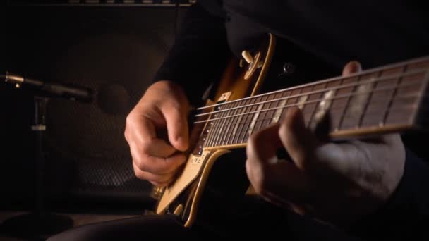 Musiker Spelar Gitarr Studio — Stockvideo