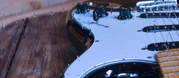 Guitarra Elétrica Placa Madeira Atrás Vidro Com Gotas Água — Fotografia de Stock