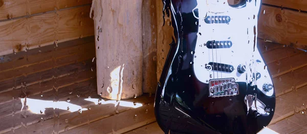 Elektrische Gitaar Houten Plank Achter Het Glas Met Waterdruppels — Stockfoto