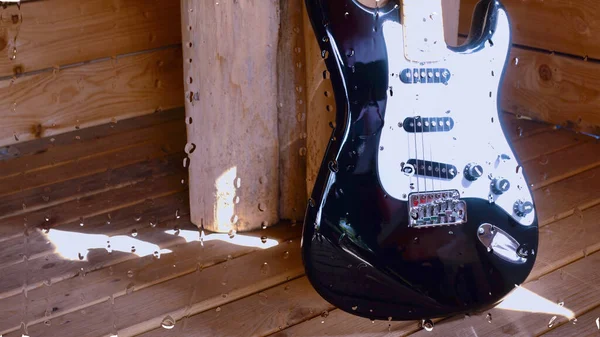 Elektrische Gitaar Houten Plank Achter Het Glas Met Waterdruppels — Stockfoto