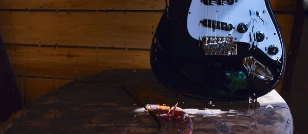 玻璃后面的木板上有电吉他 上面有水滴 — 图库照片