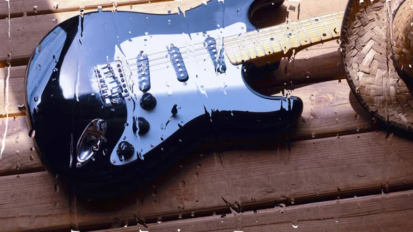 Guitarra Eléctrica Tablero Madera Detrás Del Vidrio Con Gotas Agua — Foto de Stock