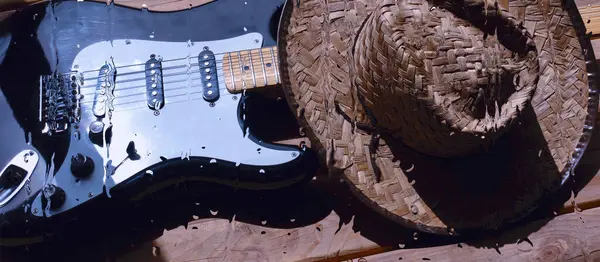 Guitarra Elétrica Placa Madeira Atrás Vidro Com Gotas Água — Fotografia de Stock