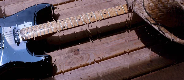 Guitarra Elétrica Placa Madeira Atrás Vidro Com Gotas Água — Fotografia de Stock