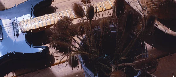 Guitarra Eléctrica Tablero Madera Detrás Del Vidrio Con Gotas Agua — Foto de Stock