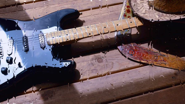 Guitarra Elétrica Placa Madeira Atrás Vidro Com Gotas Água — Fotografia de Stock