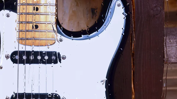 Elektrická Kytara Dřevěné Desce Sklem Kapkami Vody — Stock fotografie
