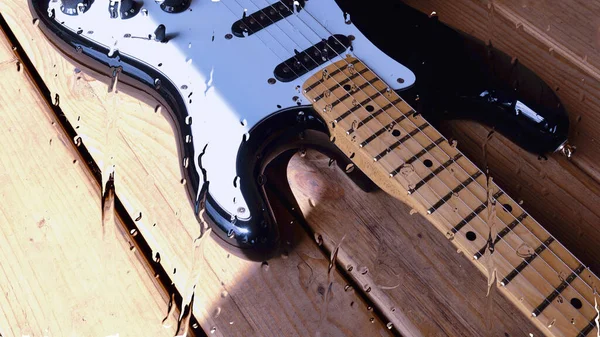 Elektrische Gitaar Houten Plank Achter Het Glas Met Waterdruppels — Stockfoto