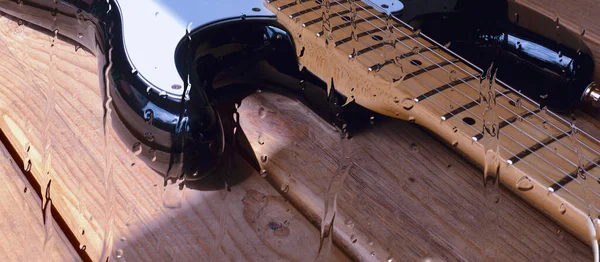 Guitarra Elétrica Placa Madeira Atrás Vidro Com Gotas Água — Fotografia de Stock