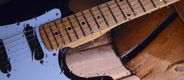 Electric Guitar Wooden Board Glass Water Drops — Stock Photo, Image