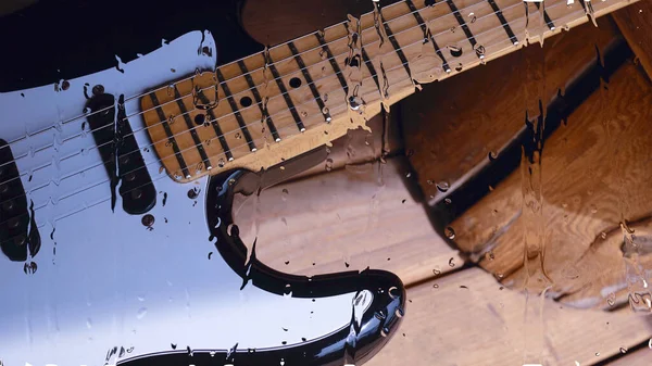 Guitarra Elétrica Placa Madeira Atrás Vidro Com Gotas Água — Fotografia de Stock