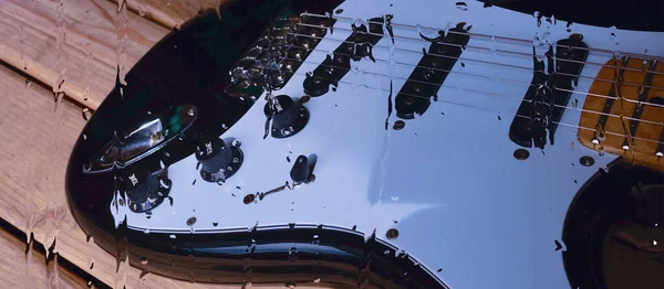 Gitarre Auf Dem Holzbrett Hinter Dem Glas Mit Wassertropfen — Stockfoto