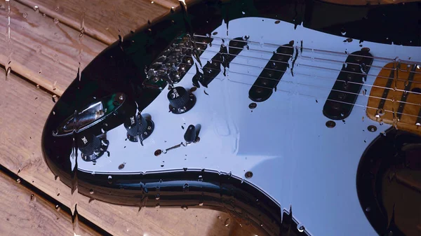 Damlalarıyla Birlikte Cam Arkasındaki Tahtanın Üzerinde Elektro Gitar Var — Stok fotoğraf