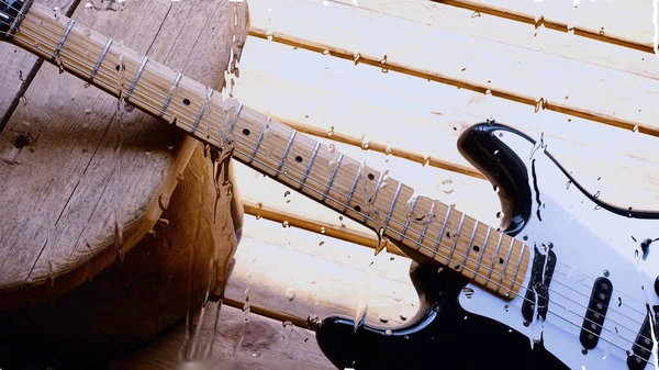 Elektrische Gitaar Houten Plank Achter Het Glas Met Waterdruppels — Stockfoto