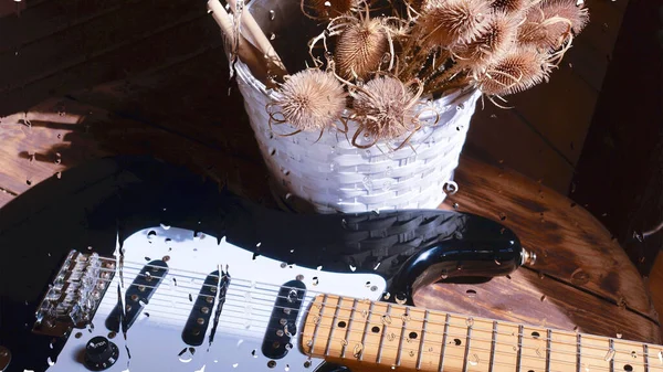 Elektrische Gitaar Houten Plank Achter Het Glas Met Waterdruppels — Stockfoto