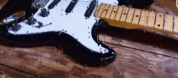 Gitarre Auf Dem Holzbrett Hinter Dem Glas Mit Wassertropfen — Stockfoto