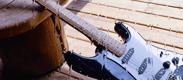 Guitarra Eléctrica Tablero Madera Detrás Del Vidrio Con Gotas Agua —  Fotos de Stock