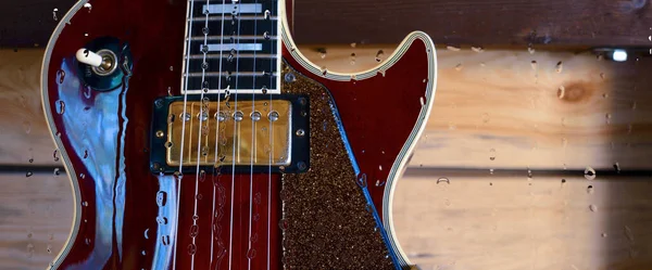 Guitare Électrique Sur Planche Bois Derrière Verre Avec Gouttes Eau — Photo