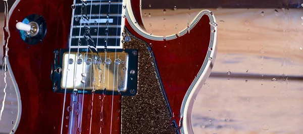 Guitarra Elétrica Placa Madeira Atrás Vidro Com Gotas Água — Fotografia de Stock