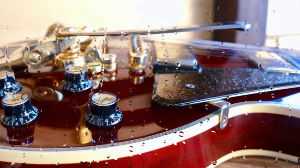 Guitarra Eléctrica Tablero Madera Detrás Del Vidrio Con Gotas Agua —  Fotos de Stock