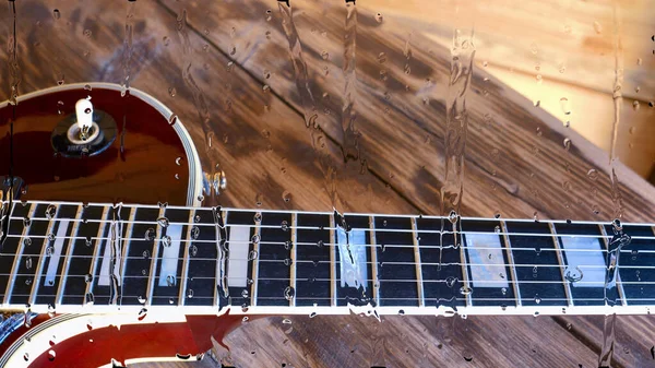 Guitarra Elétrica Placa Madeira Atrás Vidro Com Gotas Água — Fotografia de Stock