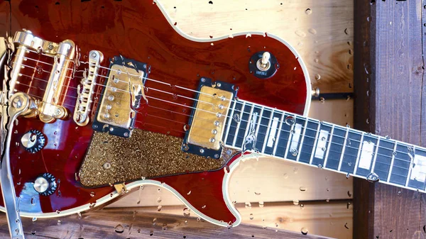 Guitarra Eléctrica Tablero Madera Detrás Del Vidrio Con Gotas Agua —  Fotos de Stock