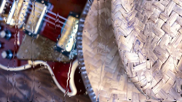 Gitarre Auf Dem Holzbrett Hinter Dem Glas Mit Wassertropfen — Stockfoto